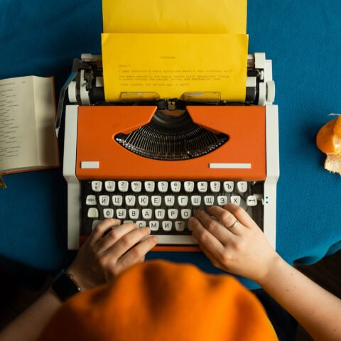 girl-orange-beret-is-typing-orange-typewriter-reading-poetry-eating-tangerine