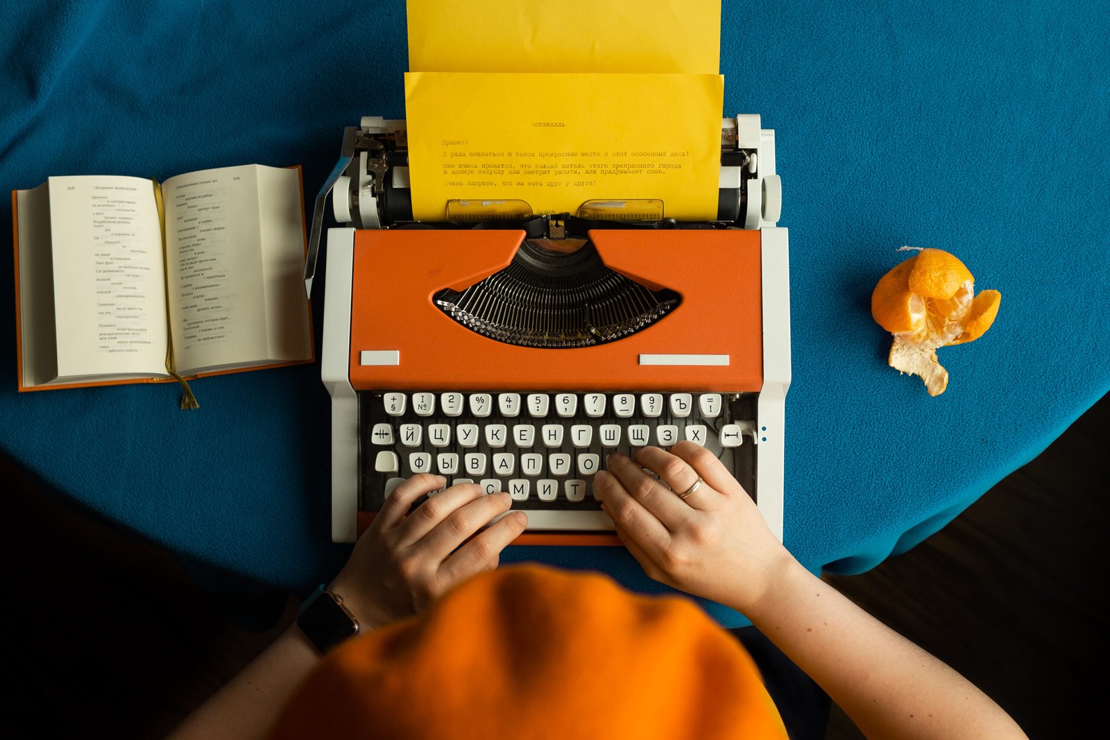 girl-orange-beret-is-typing-orange-typewriter-reading-poetry-eating-tangerine